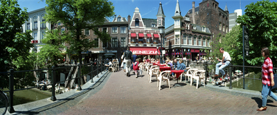 78409 Gezicht op de Jansbrug over de Oudegracht te Utrecht, uit het oosten.